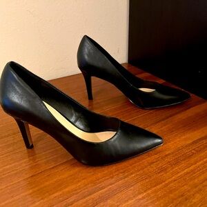 Black pumps